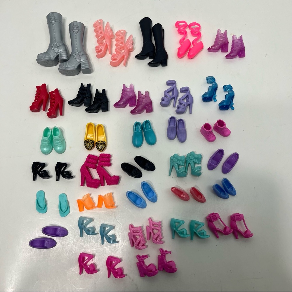 BARBIE DOLL lot of shoes 32 pairs Barbie doll accessories